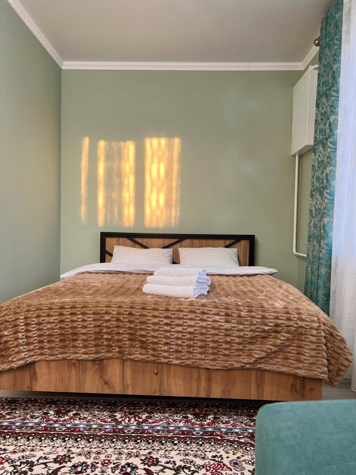 Maral Guesthouse Каракол Экстерьер фото