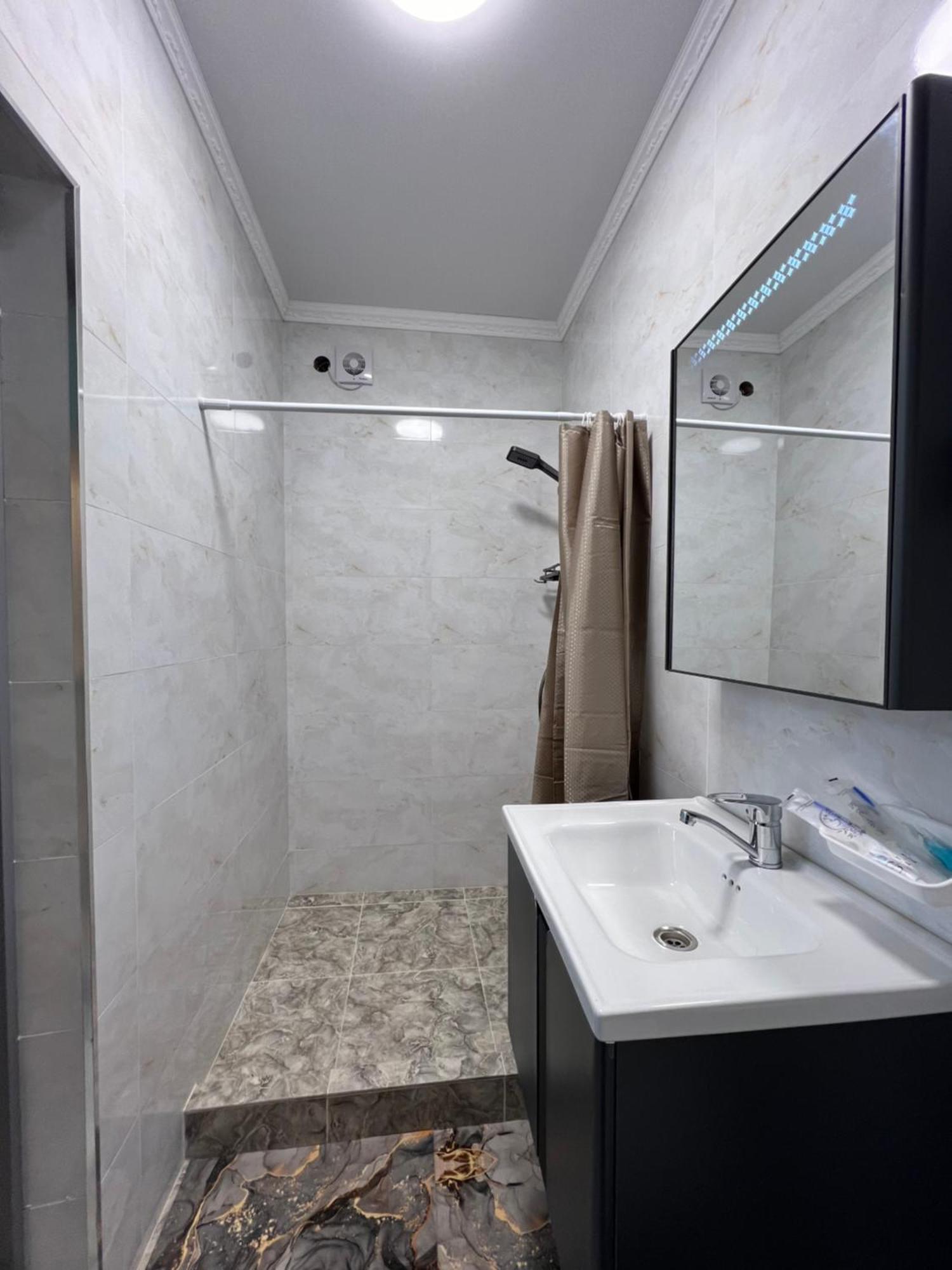 Maral Guesthouse Каракол Экстерьер фото